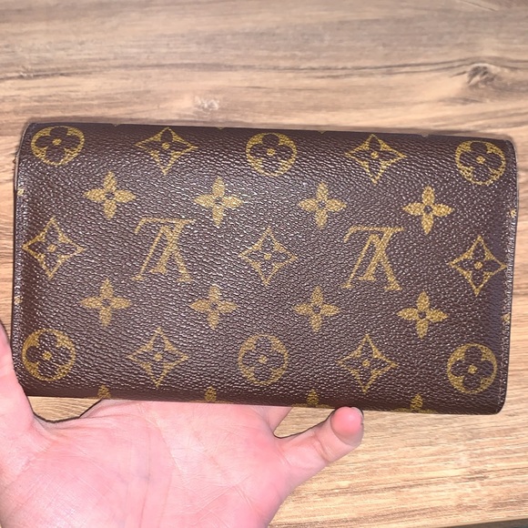 Louis Vuitton Monogram Sarah Wallet - Picture 4 of 16